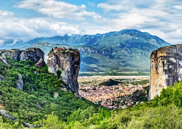 Mosteiro Santíssima Trindade Está Topo Das Falésias Dia Verão Meteora — Fotografia de Stock