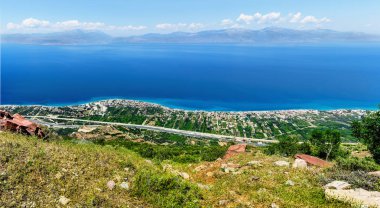 Uçurumdan yükseklikten Korint Körfezi'nin görünümü. Yunanistan. Peloponnese.