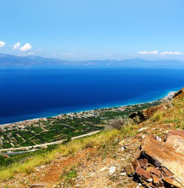 Uçurumdan yükseklikten Korint Körfezi'nin görünümü. Yunanistan. Peloponnese.