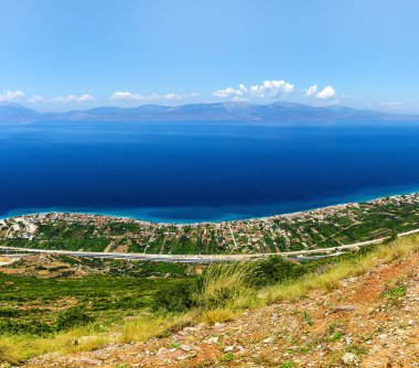Uçurumdan yükseklikten Korint Körfezi'nin görünümü. Yunanistan. Peloponnese.