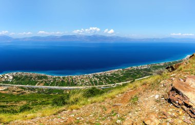Uçurumdan yükseklikten Korint Körfezi'nin görünümü. Yunanistan. Peloponnese.