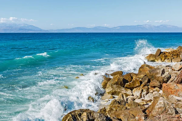 Corinthia Golfo Corinto Pedras Ondas Salpicos — Fotografia de Stock