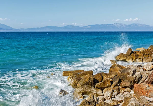 Corinthia Golfo Corinto Pedras Ondas Salpicos — Fotografia de Stock