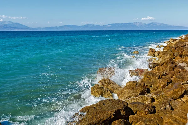 Corinthia Golfo Corinto Pedras Ondas Salpicos — Fotografia de Stock