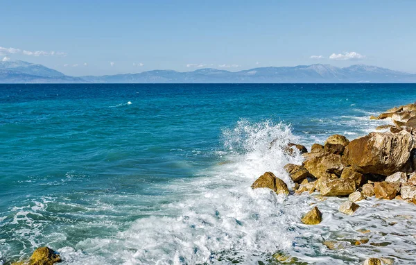 Corinthia Golfo Corinto Pedras Ondas Salpicos — Fotografia de Stock