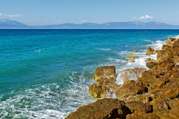 Corinthia Golfo Corinto Pedras Ondas Salpicos — Fotografia de Stock