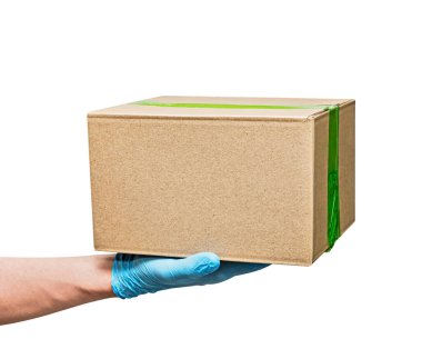 Eldivenli, karton kutulu teslimatçı eleman. Beyaz arka planda izole edilmiş. Servis karantina pandemik koronavirüs virüsü konsepti.