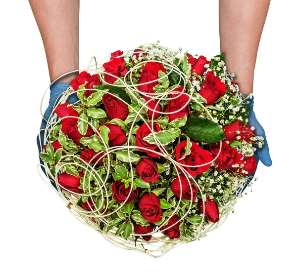 無関心な花の配達 赤いバラの花束を持つ医療用手袋の男性宅配便 パンデミック 健康安全の間の花ビジネスの概念 — ストック写真