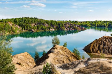 Konduki (Conduky) köyü, Tula bölgesi, Romancevskie dağları, Ushakovsky taş ocakları. Turkuaz su gölleri.