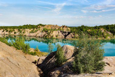 Konduki (Conduky) köyü, Tula bölgesi, Romancevskie dağları, Ushakovsky taş ocakları. Turkuaz su gölleri.