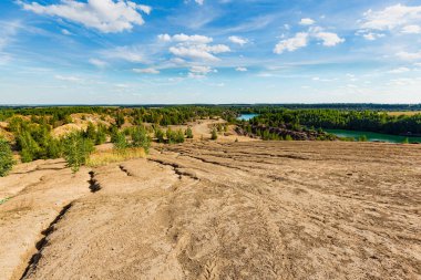 Konduki (Conduky) köyü, Tula bölgesi, Romancevskie dağları, Ushakovsky taş ocakları. Turkuaz su gölleri.