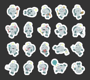 Anglerfish karakteri farklı duygular göstererek İskandinav tarzında dizilmiş ve elinde hediye, balon, kurabiye, fener gibi nesneler tutarken deniz atmosferinde su altında poz veriyor.