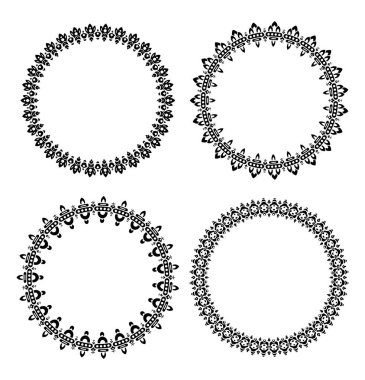 Beyaz arka plan üzerinde dört basit yuvarlak çerçeve kümesi