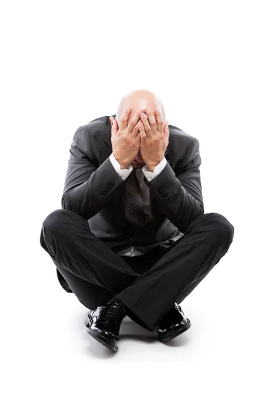 Pleurer homme d'affaires fatigué ou stressé dans la dépression main cachant visage — Photo