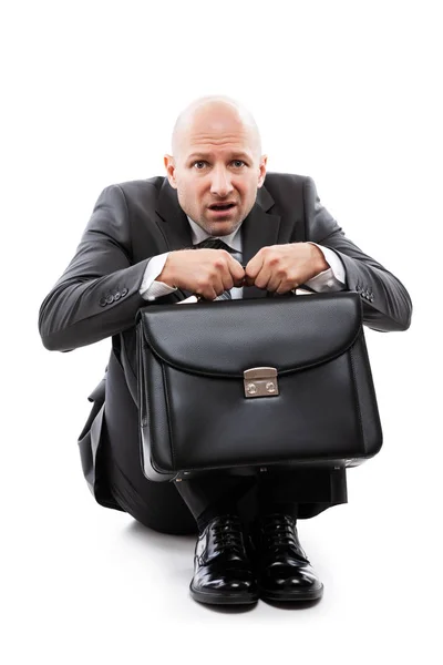 Несчастный испуганный или испуганный бизнесмен в депрессии держит в руках портфель — стоковое фото