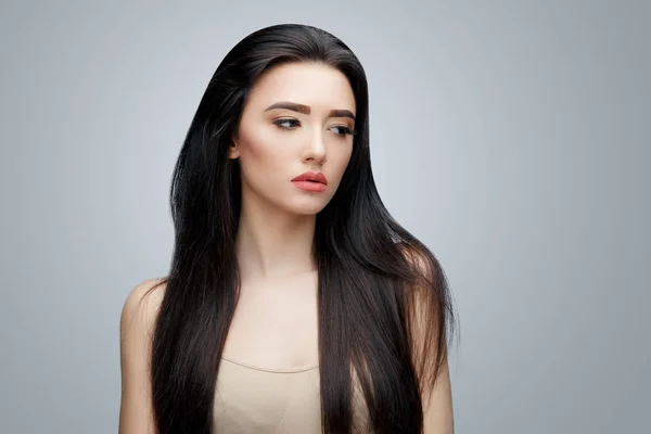 Uzun düz saçları esmer Asyalı kız — Stok fotoğraf
