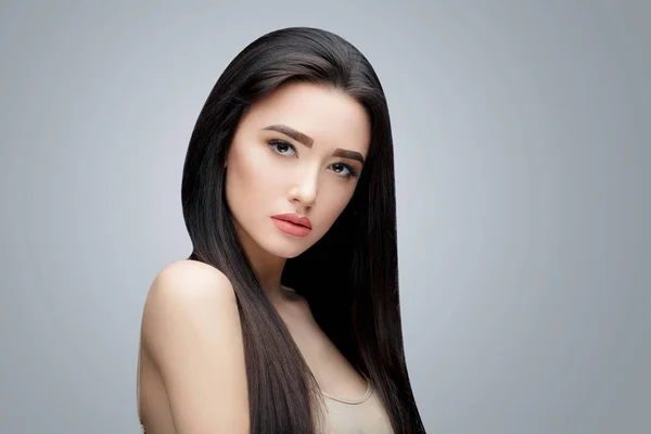 Morena menina asiática com cabelos longos e lisos — Fotografia de Stock