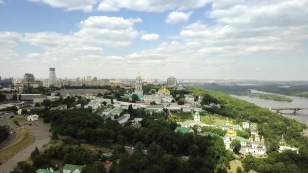 Vue aérienne du monastère orthodoxe ukrainien de Kiev-Pechersk Lavra — Video