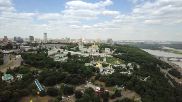 Vista aérea del monasterio ortodoxo ucraniano de Kiev-Pechersk Lavra — Vídeos de Stock