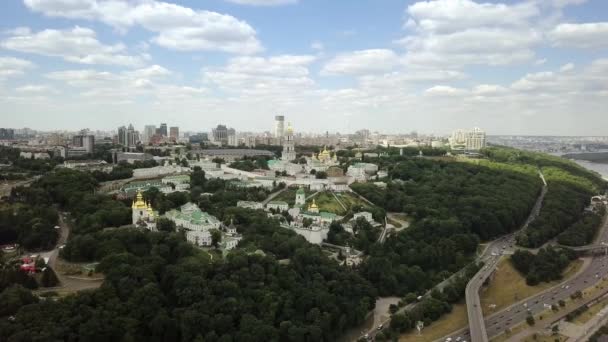 Luchtfoto van Kiev Pechersk Lavra Oekraïens orthodoxe klooster — Stockvideo