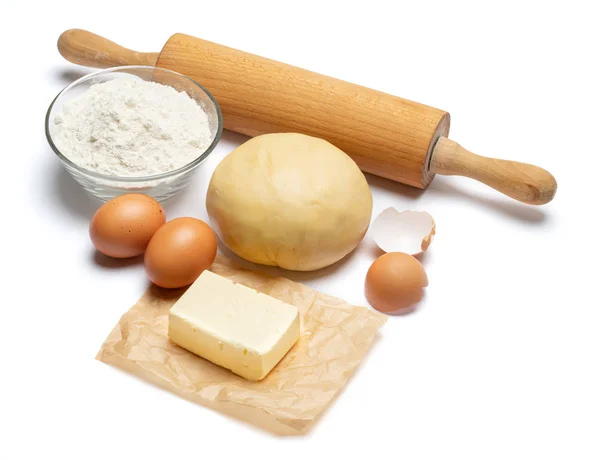 Uitgerolde en ongebakken caramelstroop gebak deeg recept op witte achtergrond — Stockfoto