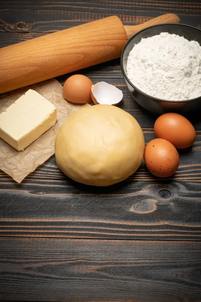 Receita de massa de massa de massa Shortcrust desenrolado e não cozido no fundo de madeira — Fotografia de Stock