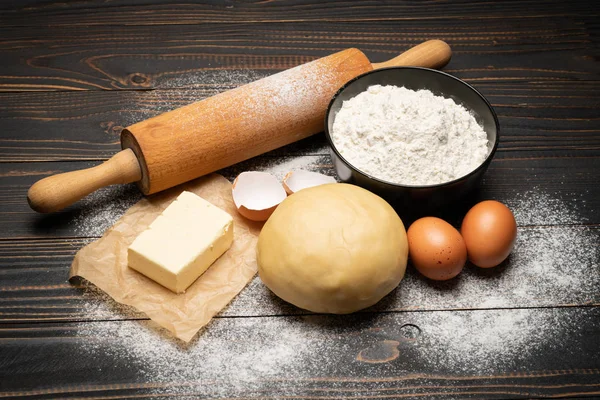 Pasta frolla srotolata e sfornata ricetta pasta frolla su fondo di legno — Foto Stock