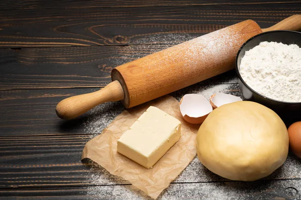 Recette de pâte à croûte courte non roulée et non cuite sur fond en bois — Photo