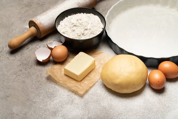 Pâte à croûte courte non roulée et non cuite recette sur fond de béton — Photo