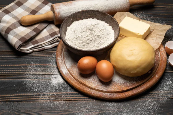 Pasta frolla srotolata e sfornata ricetta pasta frolla su fondo di legno — Foto Stock