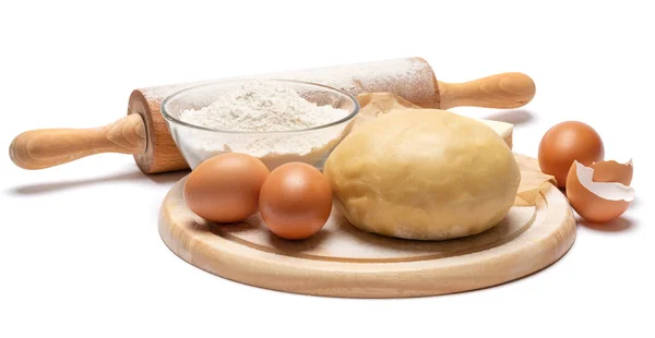Uitgerolde en ongebakken caramelstroop gebak deeg recept op witte achtergrond — Stockfoto