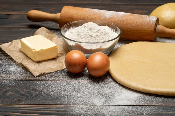 Roulé et non cuit pâte pâtissière Shortcroust recette sur fond en bois — Photo