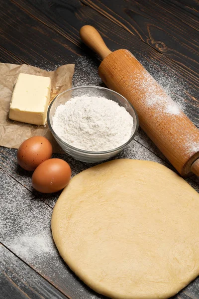 Hengerelt és szinezékkel porhanyós tészta tészta receptje a fából készült háttér — Stock Fotó