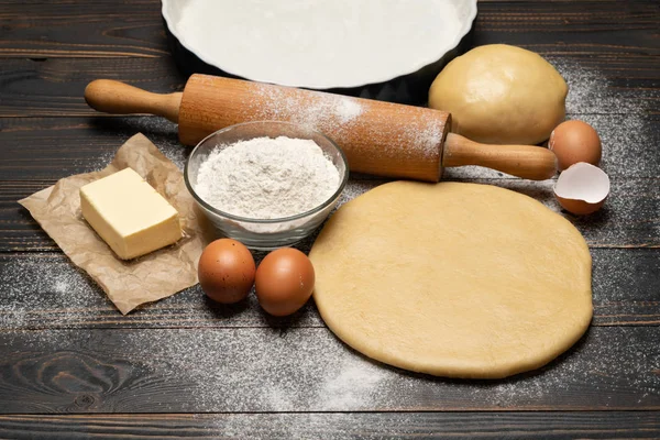 Rolled and unbaked Shortcrust pastry dough recipe on wooden background — Stock Photo, Image