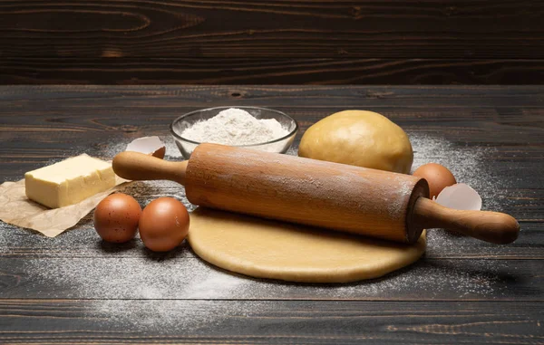 Pasta frolla arrotolata e cruda ricetta pasta frolla su fondo di legno — Foto Stock