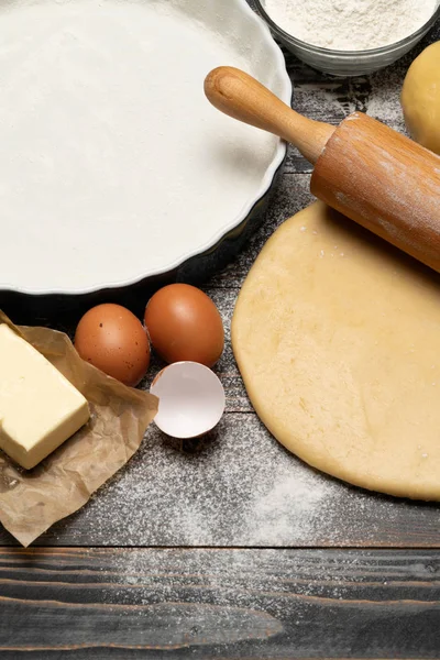 Roulé et non cuit pâte pâtissière Shortcroust recette sur fond en bois — Photo