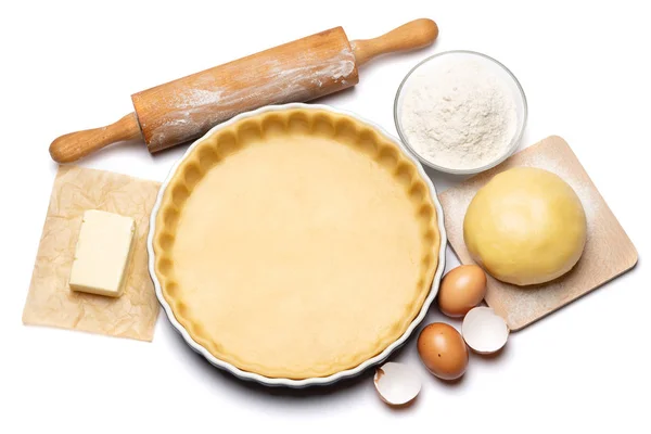 Pâte sablée pour faire cuire la tarte à la quiche et les ingrédients sous forme de cuisson — Photo