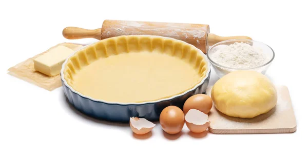 Zandkoek deeg voor het bakken quiche tart en ingrediënten in baksel formulier — Stockfoto