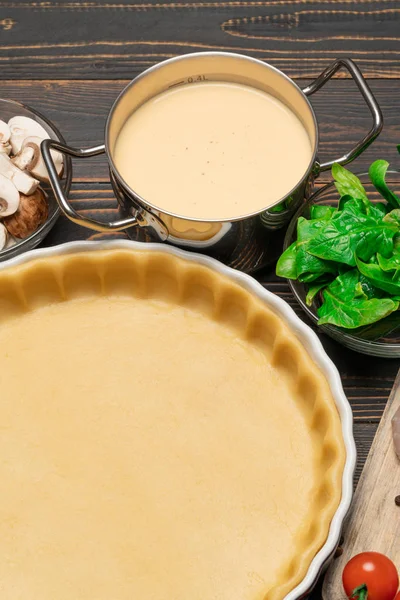 Pâte sablée pour la cuisson de tarte à quiche sous forme de cuisson et de sauce — Photo