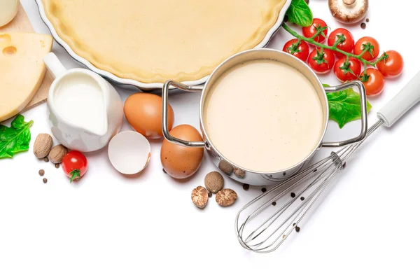 Песочное тесто для выпечки пирога в форме выпечки и ингредиентов — стоковое фото