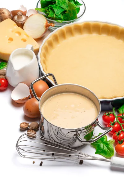 Pâte sablée pour la cuisson de tarte à quiche sous forme de cuisson et d'ingrédients — Photo