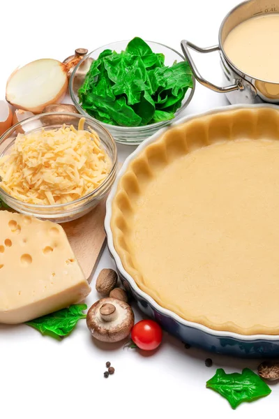 Pâte sablée pour la cuisson de tarte à quiche sous forme de cuisson et d'ingrédients — Photo