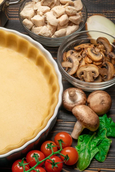 Pâte sablée pour la cuisson de tarte à quiche sous forme de cuisson et d'ingrédients — Photo