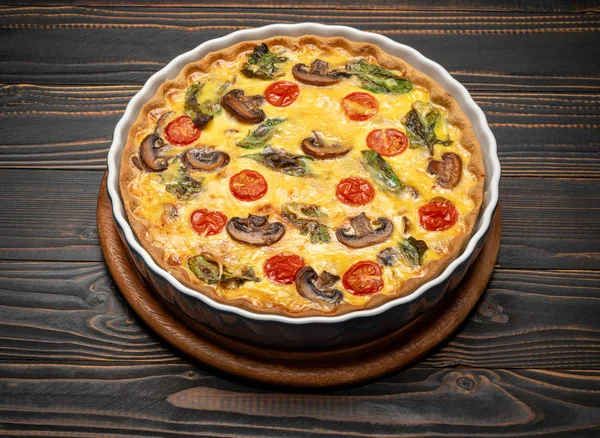 Pastel de quiche casero horneado en forma de hornear cerámica —  Fotos de Stock