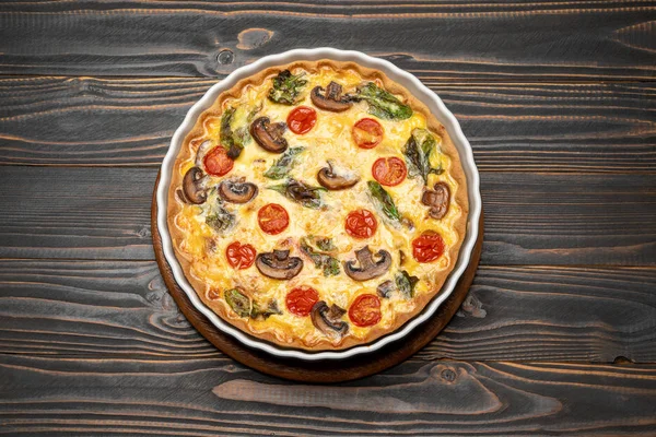 Baked homemade quiche pie in ceramic baking form — Stock Photo, Image