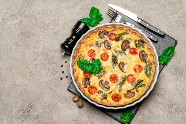 Baked homemade quiche pie in ceramic baking form — Stock Photo, Image