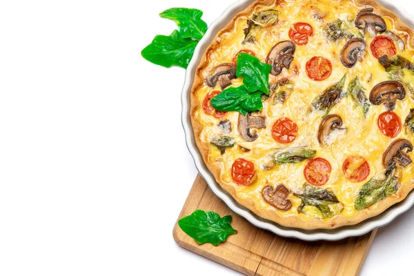 Pastel de quiche casero horneado en forma de hornear cerámica —  Fotos de Stock