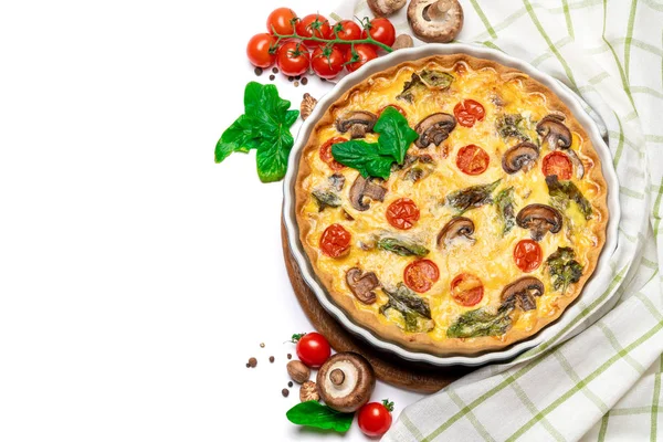 Torta de quiche caseira assada em forma de cozimento cerâmico — Fotografia de Stock