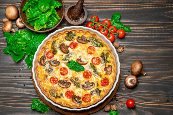 Torta de quiche caseira assada em forma de cozimento cerâmico — Fotografia de Stock