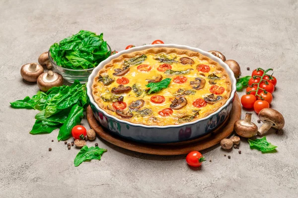 Pastel de quiche casero horneado en forma de hornear cerámica —  Fotos de Stock